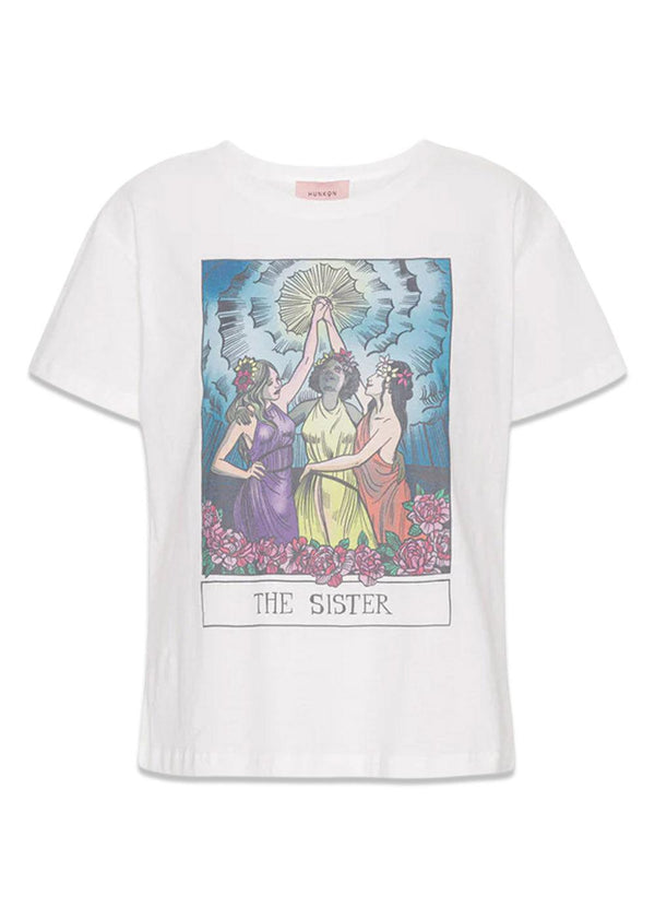 HUNKØN's The Sister T-shirt - The Sister Tarot Art Print. Køb t-shirts her.