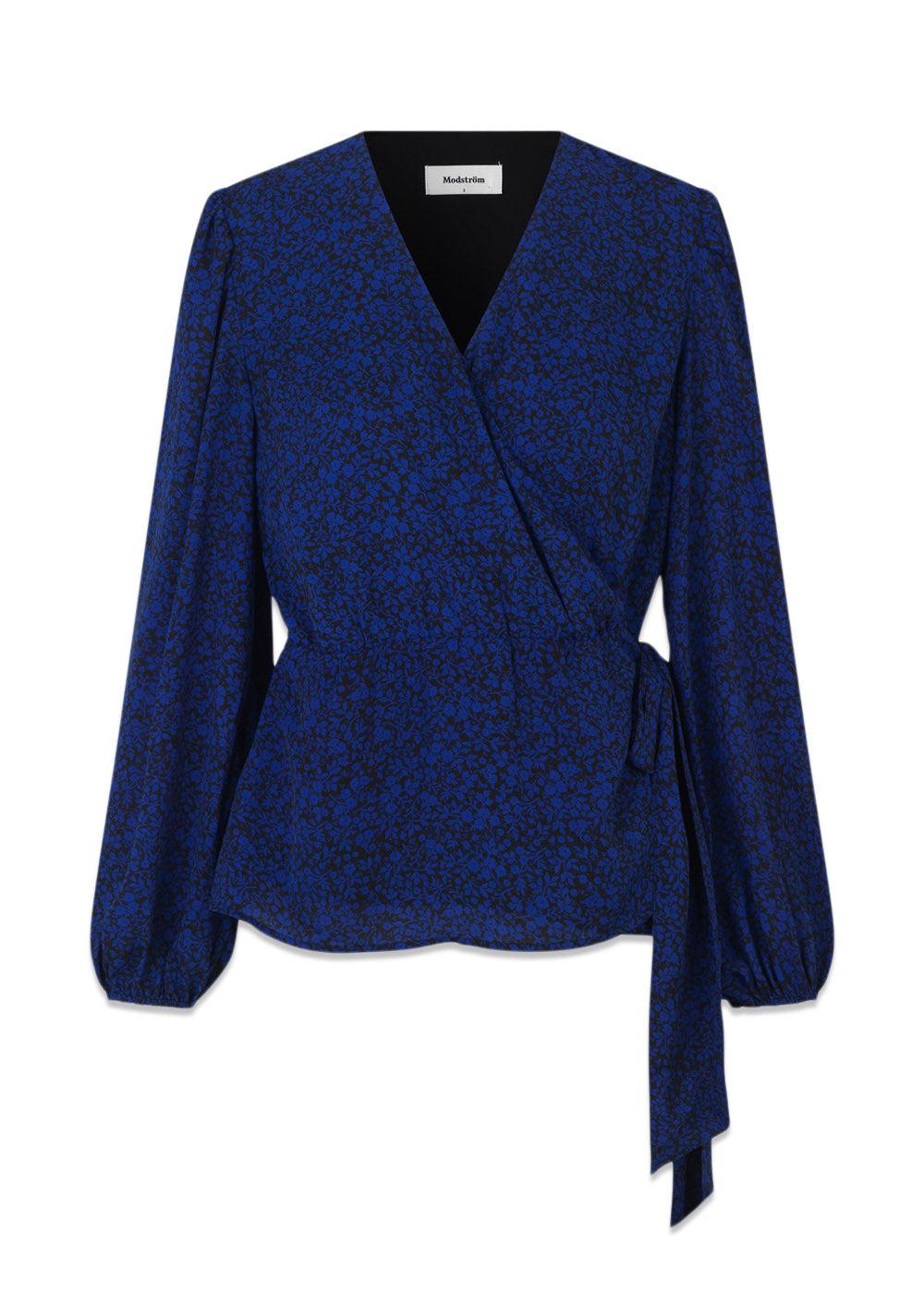 Modströms Theodora print top - Blue Fairytale Flower. Køb toppe her.