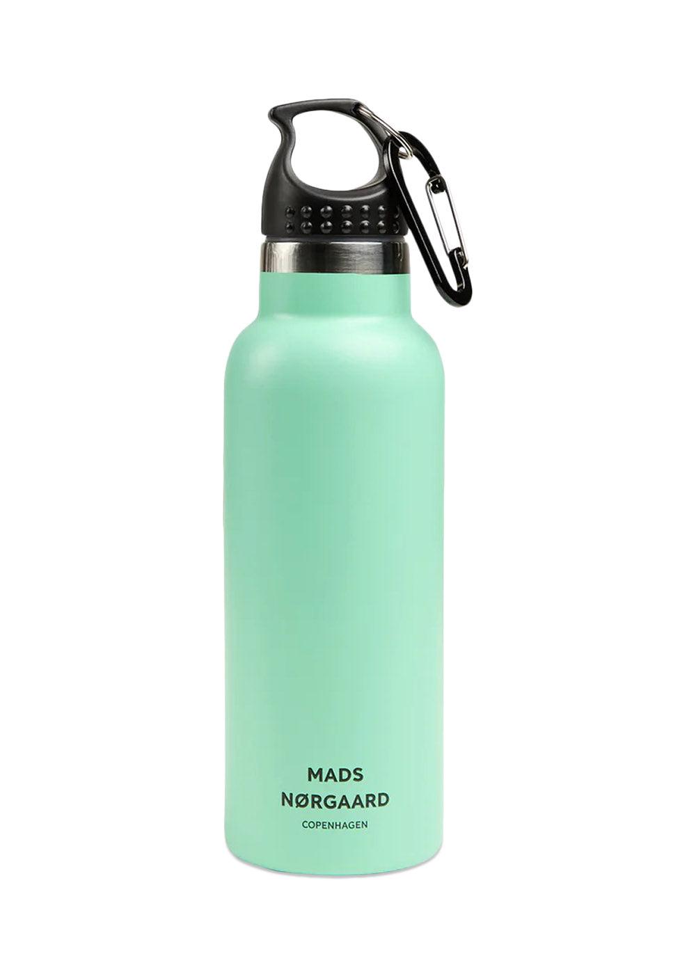 Mads Nørgaards Thermality Gefell Water Bottle - Cabbage. Køb accessories her.