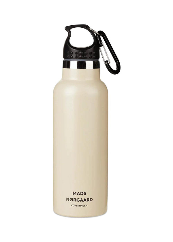 Mads Nørgaards Thermality Gefell Water Bottle - Creme Brulee. Køb accessories her.