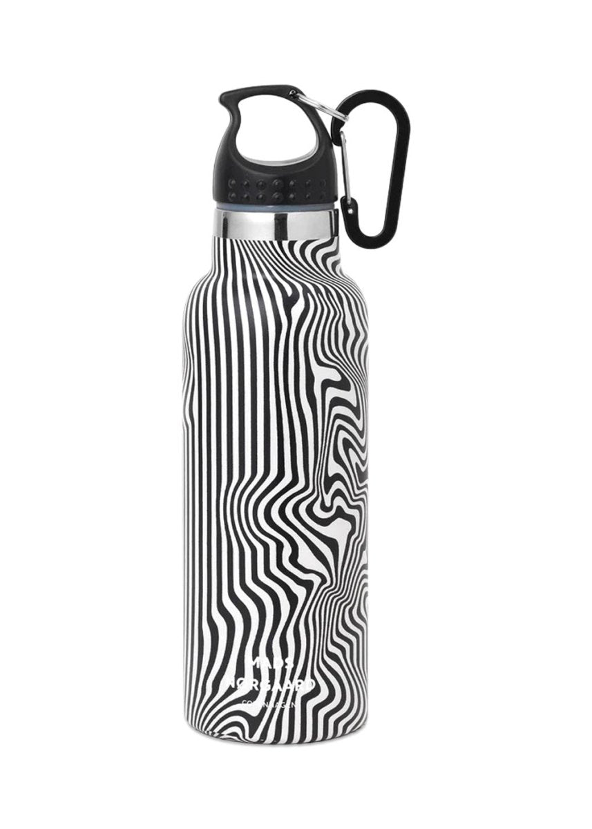 Mads Nørgaards Thermality Gefell Water Bottle - Psykedelic Aop / Black / White. Køb accessories her.