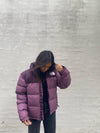 The North Faces W 1996 RETRO NUPTSE JACKET - Pikespurpl/Blackberrywine. Køb overtøj her.