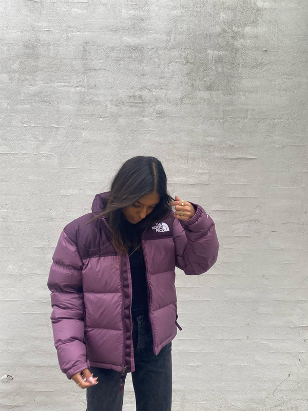 The North Faces W 1996 RETRO NUPTSE JACKET - Pikespurpl/Blackberrywine. Køb overtøj her.