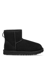 UGG's W Classic Mini II - Black. Køb støvler her.