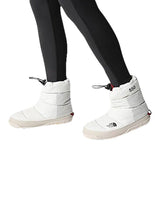 The North Faces W NUPTSE APRS BOOTIE - Gardenia White/Silver Grey. Køb støvler her.