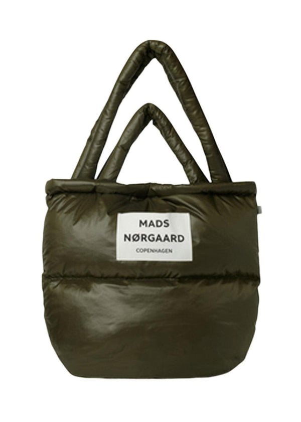 Mads Nørgaards Tech Poly Pillow Bag - Forest Night. Køb tote bags her.